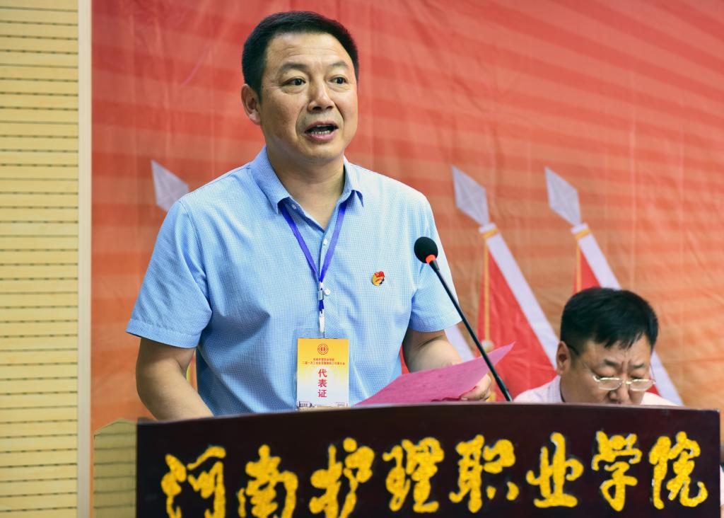 副书记胡景团当选为工会主席并表态发言