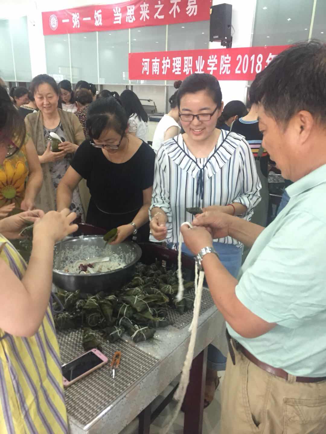 选手们在紧锣密鼓地包粽子